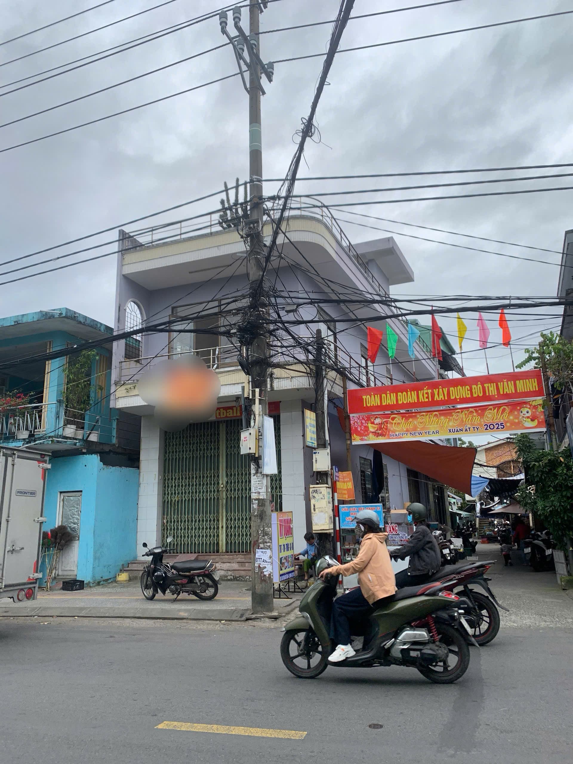 Nhà 2 tầng góc kẹp kiệt Trần Cao Vân