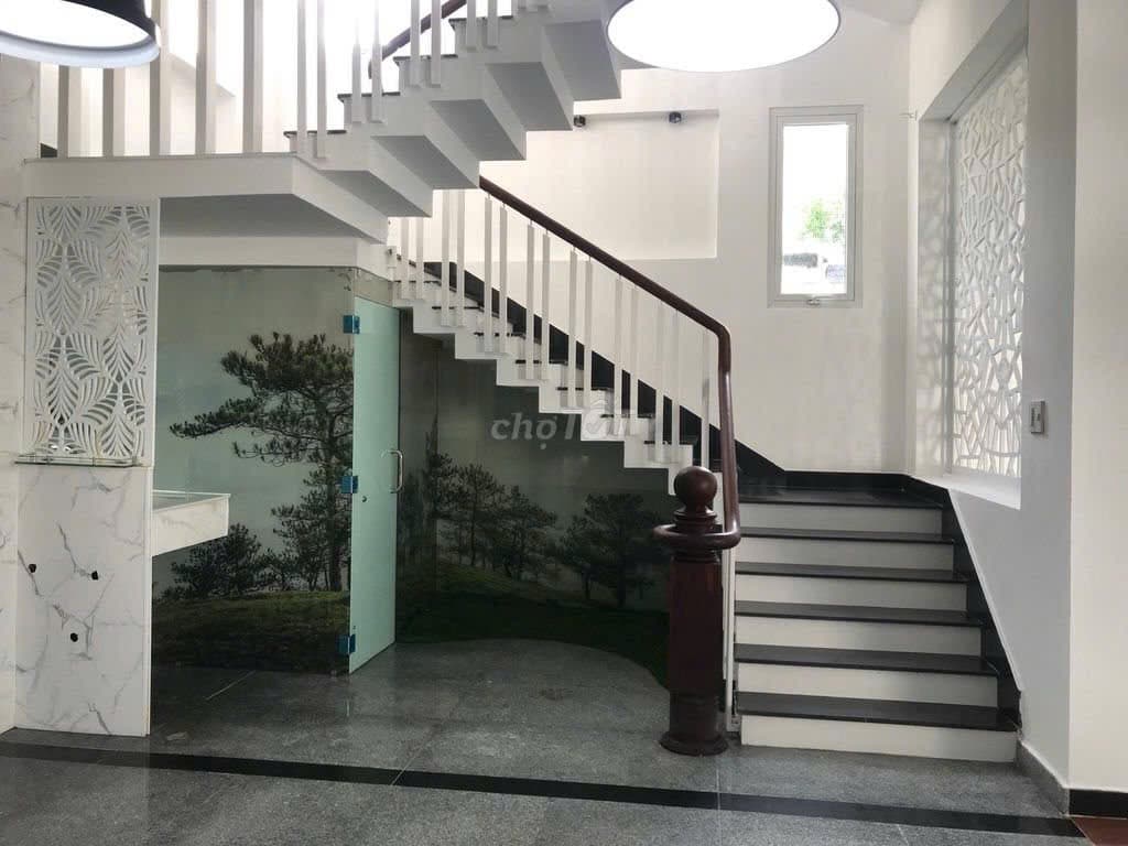 BIỆT THỰ NGUYỄN CAO LUYỆN - SÂN VƯỜN 3 TẦNG  - Ảnh 2