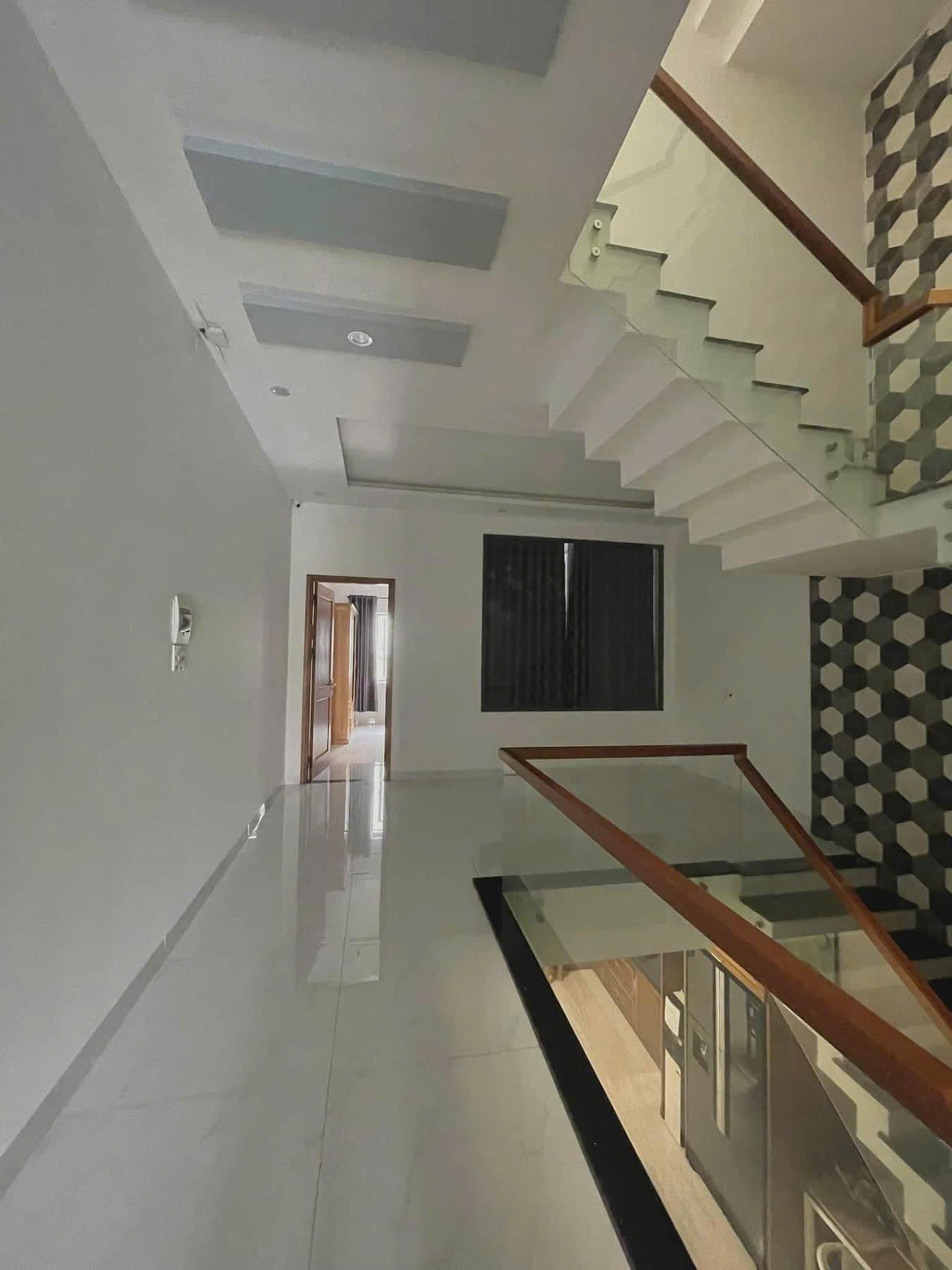Nhà nguyên căn 4 tầng diện tích 100m2 tại Nghiêm Xuân Yêm, có 6 phòng ngủ và phòng thờ vào ở ngay