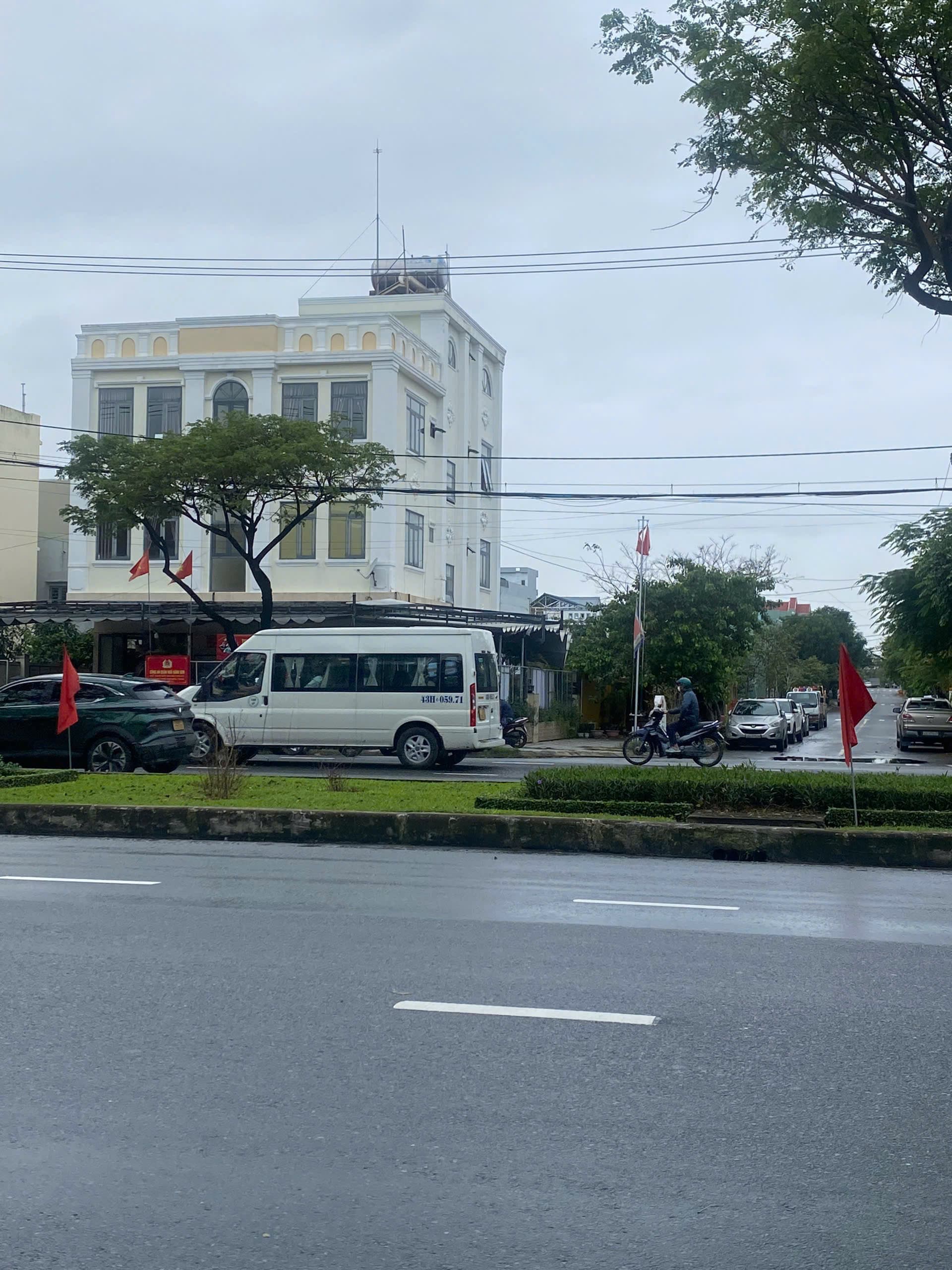Lô góc 2 mặt tiền lê Văn Hiến Dt đất 300m2, nhà xây dựng 3 tầng phù hợp mở văn phòng, công ty