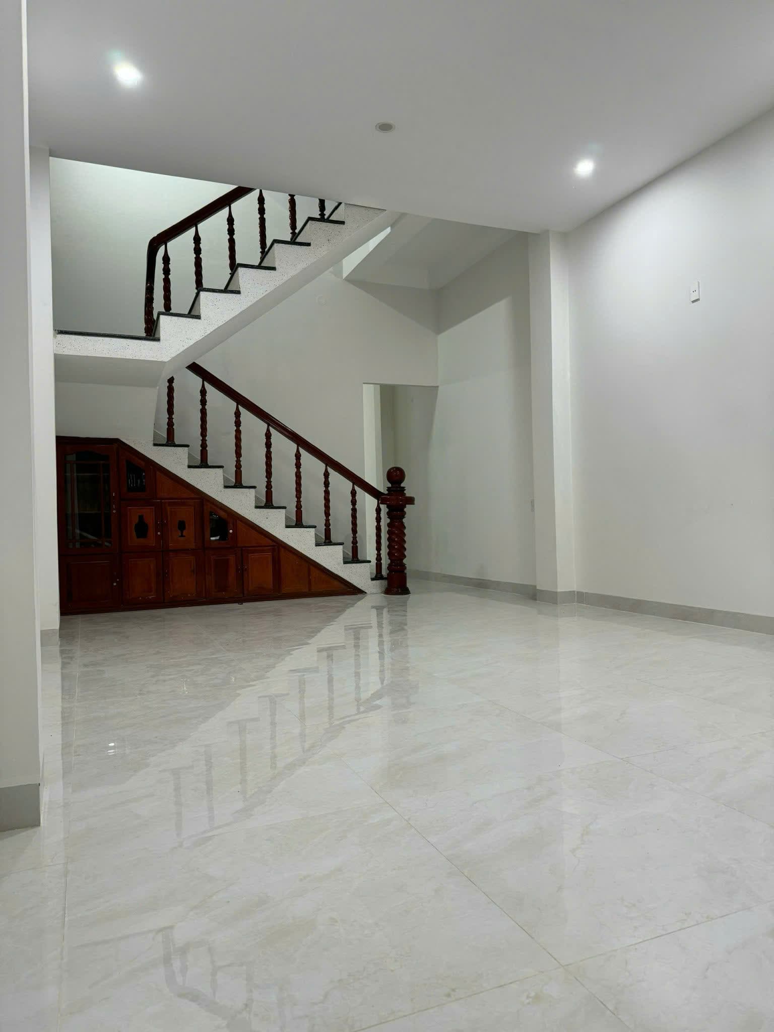 Nhà nguyên căn 3 tầng Lê Đình Lý diện tích 81m², phù hợp để ở hoặc kinh doanh - Ảnh 2