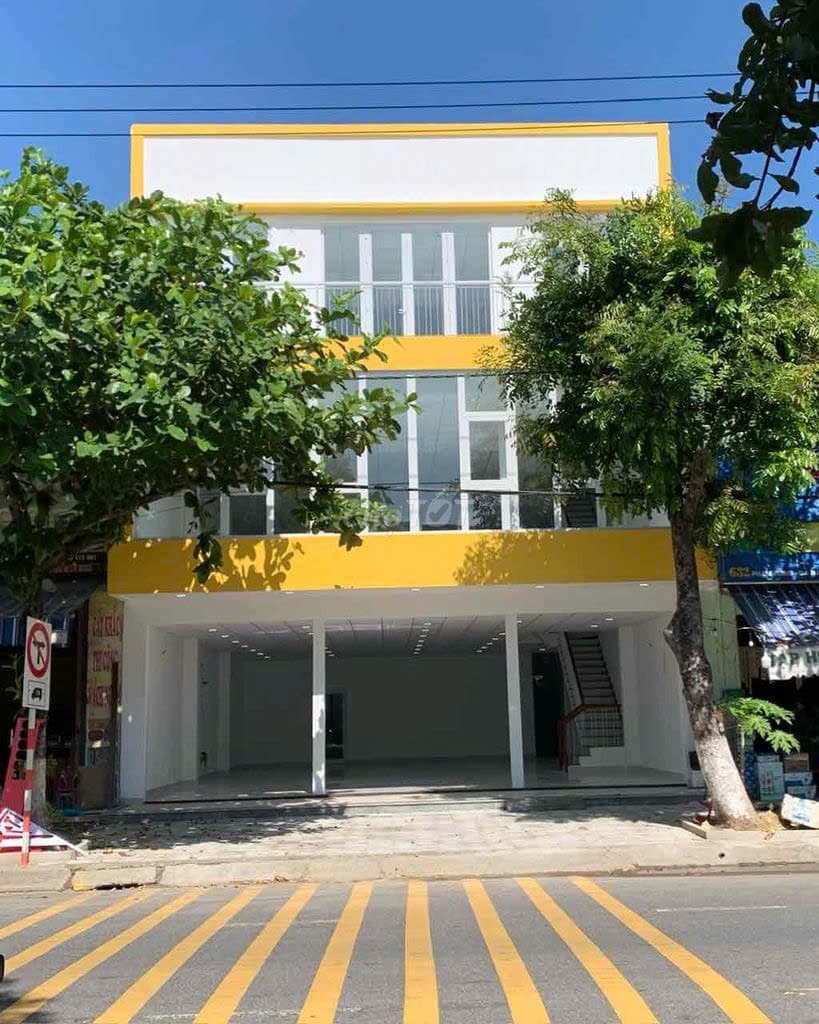 Nhà nguyên căn 3 tầng Phạm Hùng, diện tích 215m2 mỗi tầng, phù hợp ở và kinh doanh