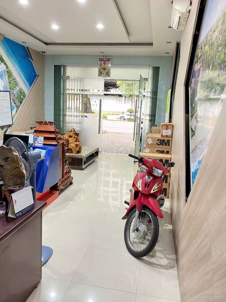 Nhà nguyên căn 3 tầng diện tích 125m2 tại Nguyễn Tất Thành, phù hợp để ở