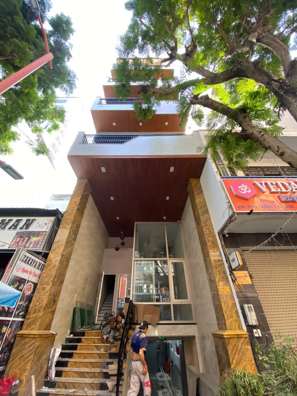 Mặt bằng trống suốt một tầng và lửng diện tích 4,5x17m phù hợp kinh doanh