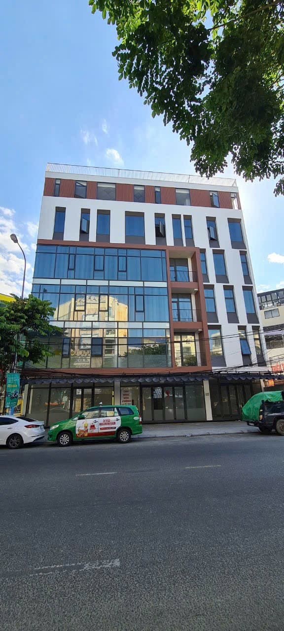 Văn phòng Lê Đình Lý 130m2 mặt tiền rộng 20m trung tâm thành phố, phù hợp làm công ty