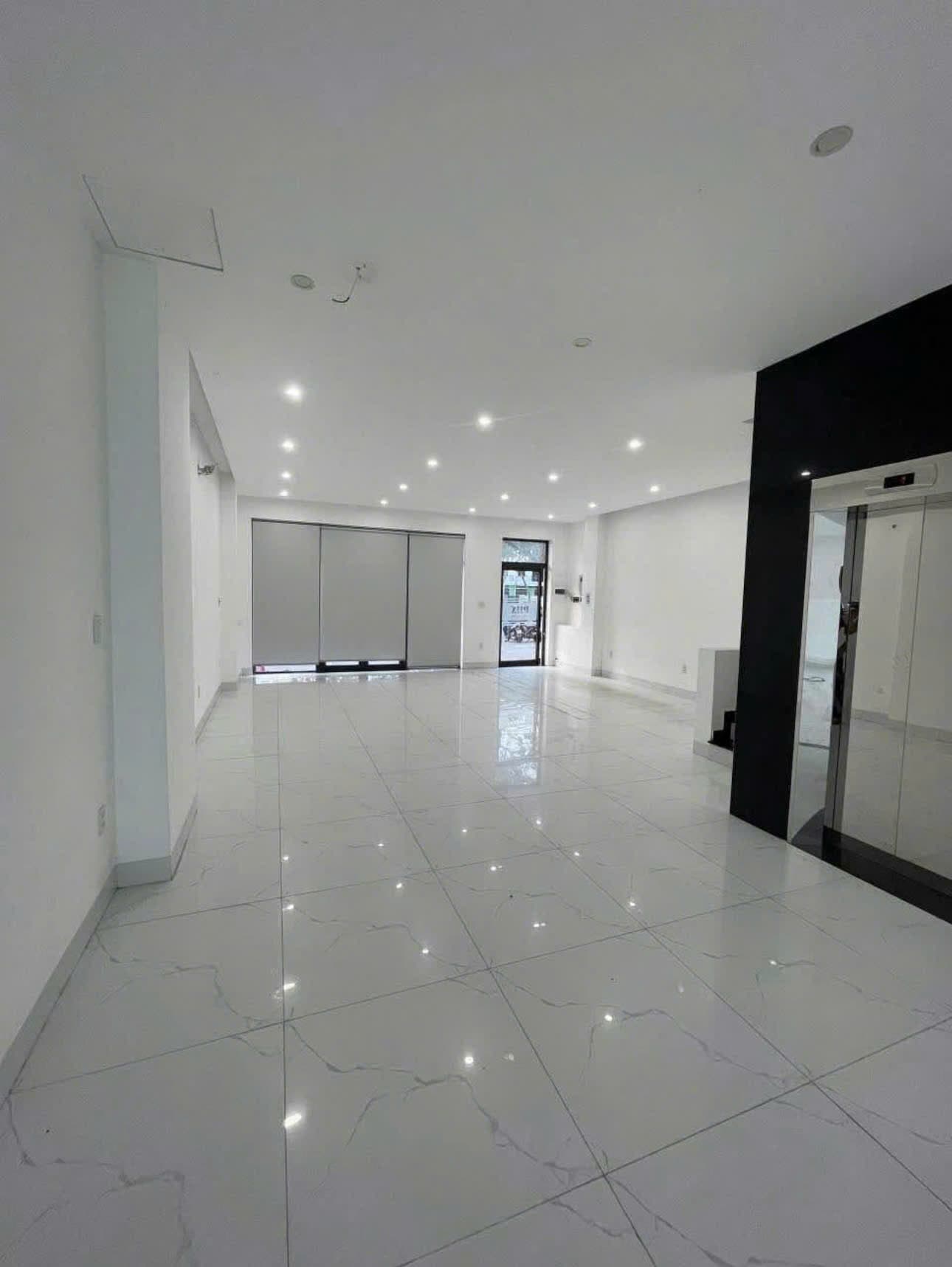 Nhà 4 tầng có thang máy, ngang 6.5m sâu 20m, phù hợp làm văn phòng hoặc nhà ở