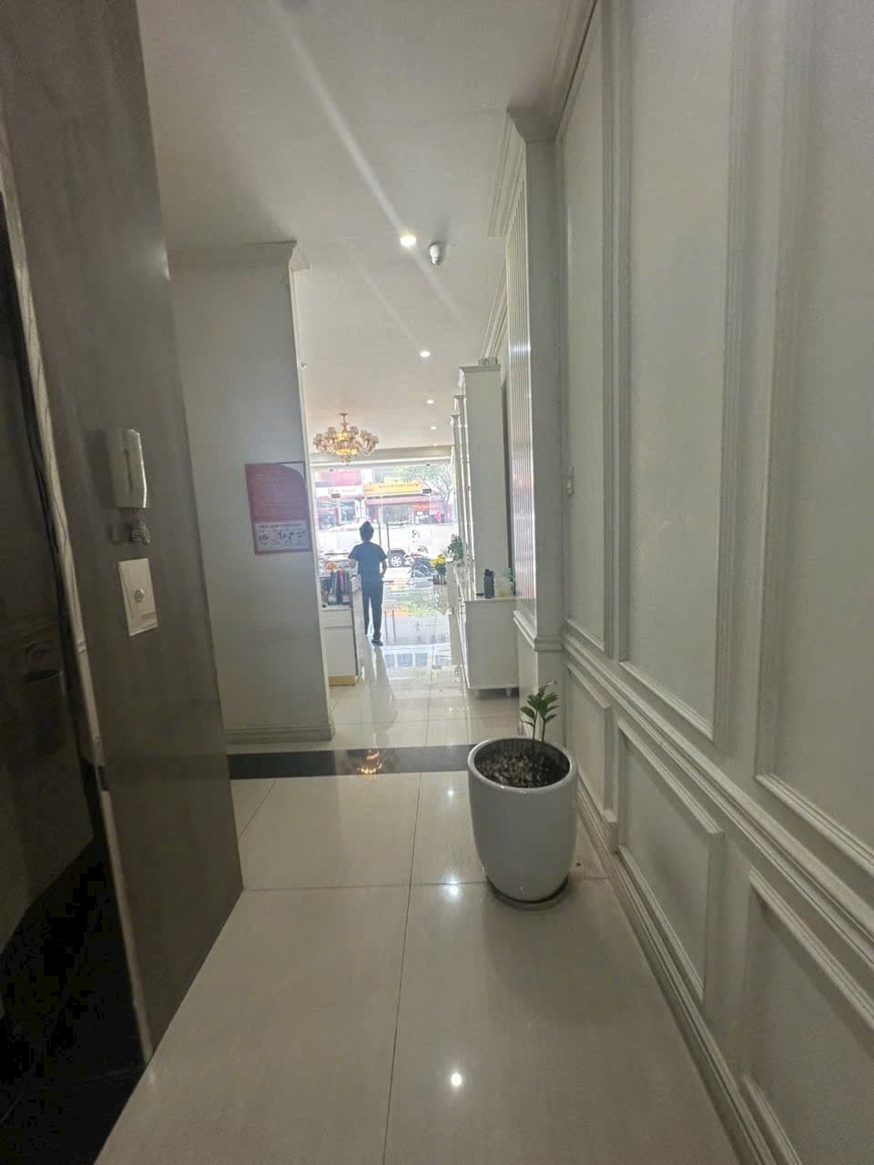 Nhà nguyên Nguyễn văn linh căn 5 tầng có thang máy, phù hợp làm văn phòng đại diện công ty, ngân hàng, spa - Ảnh 4