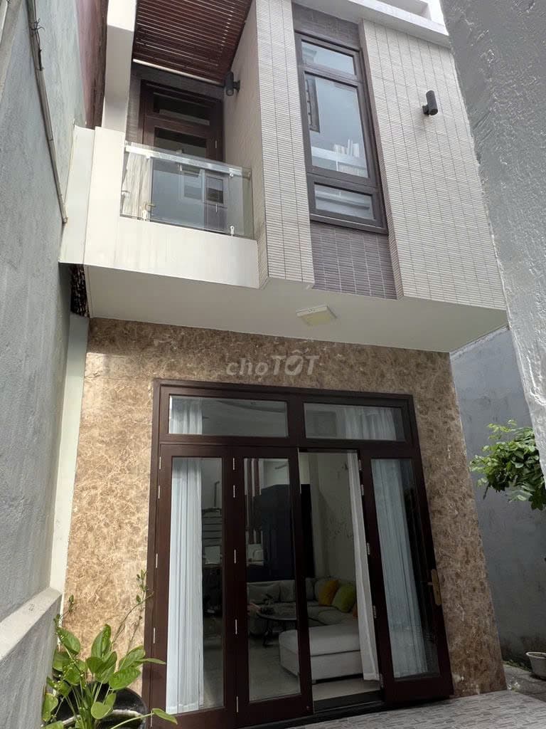 Nhà mặt tiền 2 tầng tại trung tâm thành phố, diện tích 105m2, phù hợp kinh doanh và ở