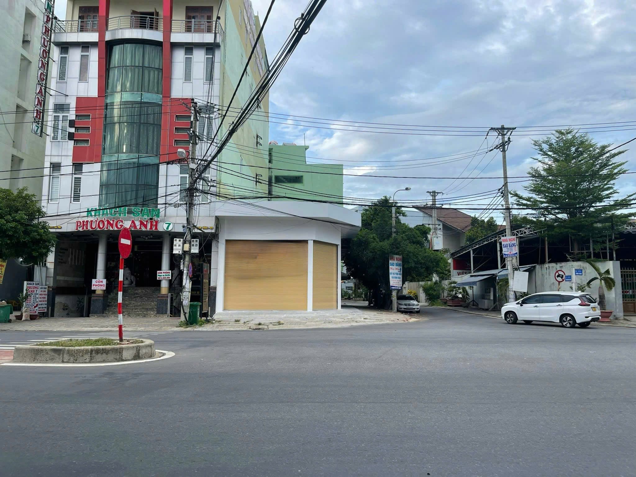 Nhà nguyên căn cấp 4 diện tích 210m2, trống suốt có WC, phù hợp kinh doanh đa ngành