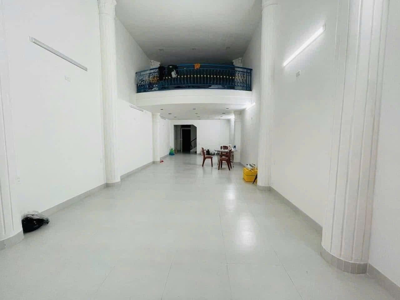 Nhà nguyên căn Trần Quốc Toản , ngang 5m trống suốt tầng 1