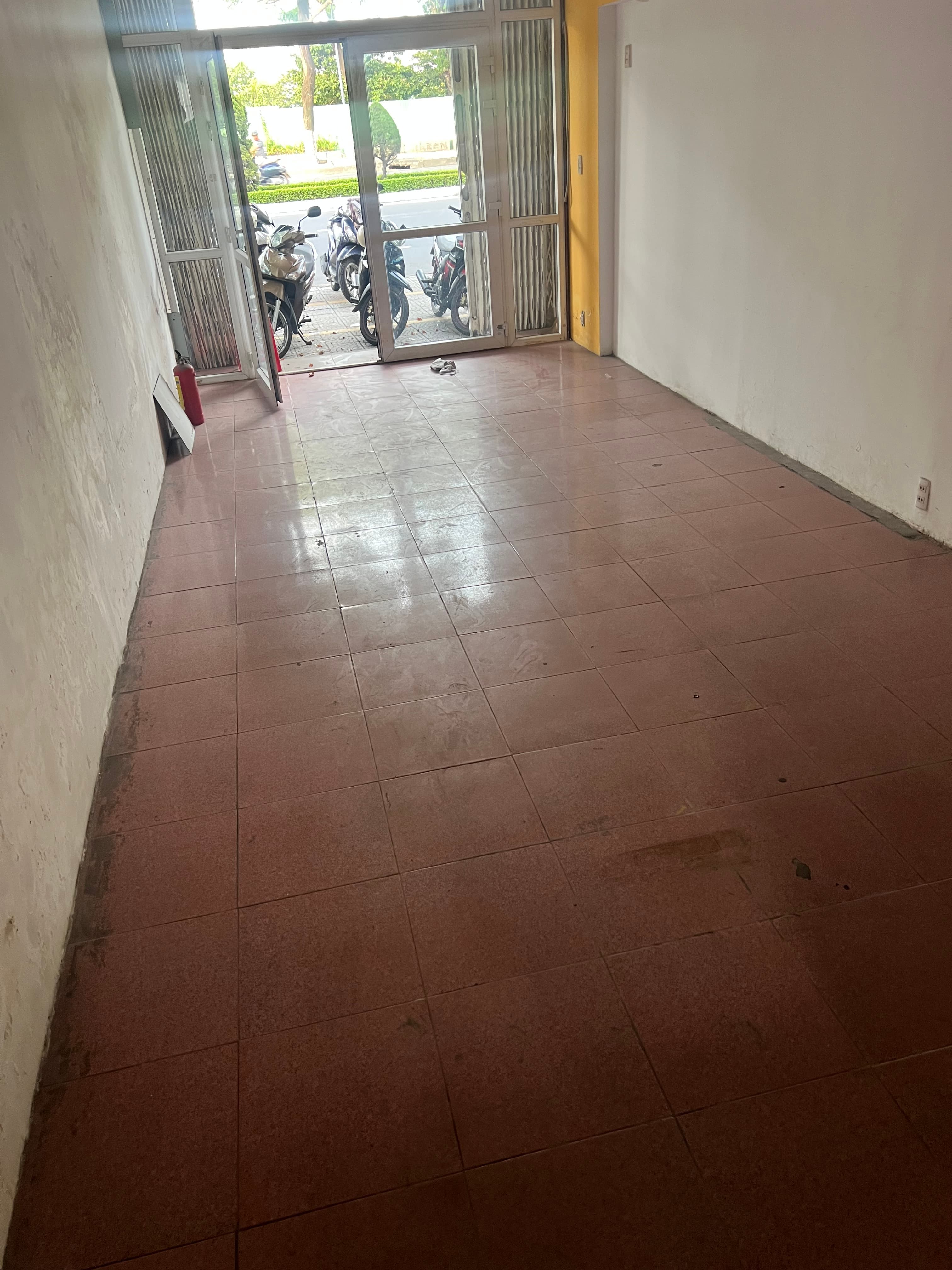 Nhà 2 tầng Nguyễn tri phương sân vườn gần dân bay - Ảnh 3