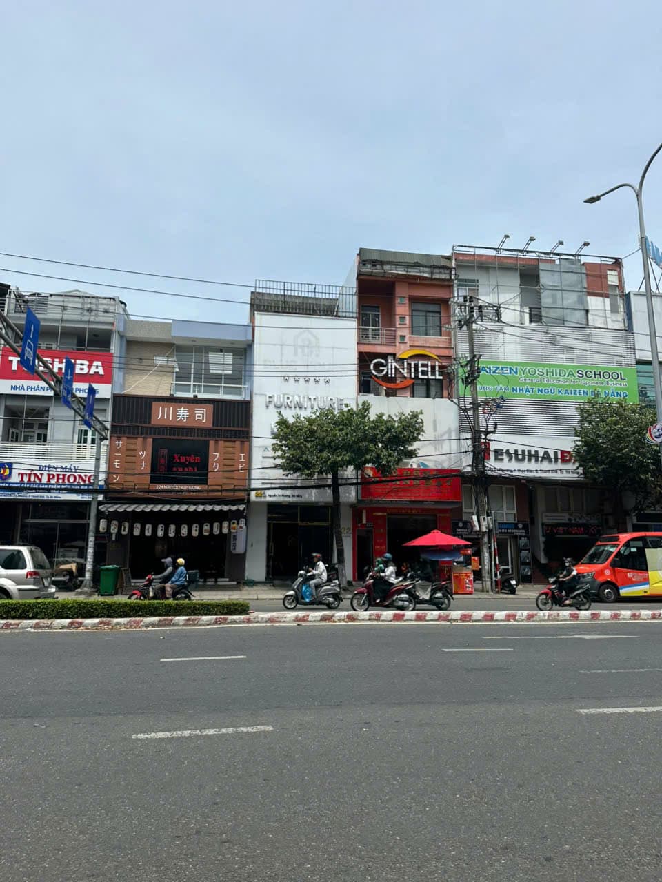 Nhà nguyên căn 3 tầng gần sân bay, chợ, bệnh viện, diện tích 80m² mỗi tầng