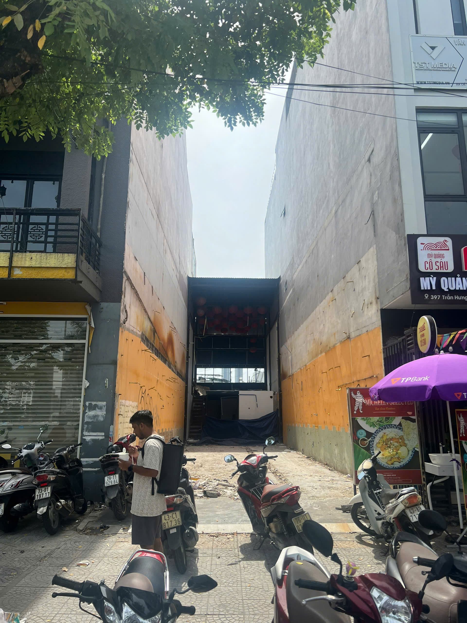 Mặt bằng và đất đường Trần Hưng Đạo