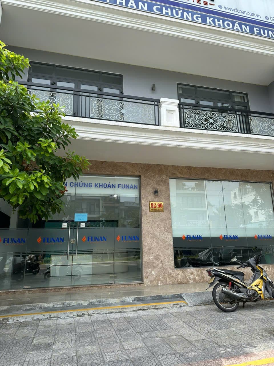 Nhà nguyên căn 3,5 tầng trống suốt, diện tích 200m2 mỗi tầng, phù hợp văn phòng hoặc kinh doanh