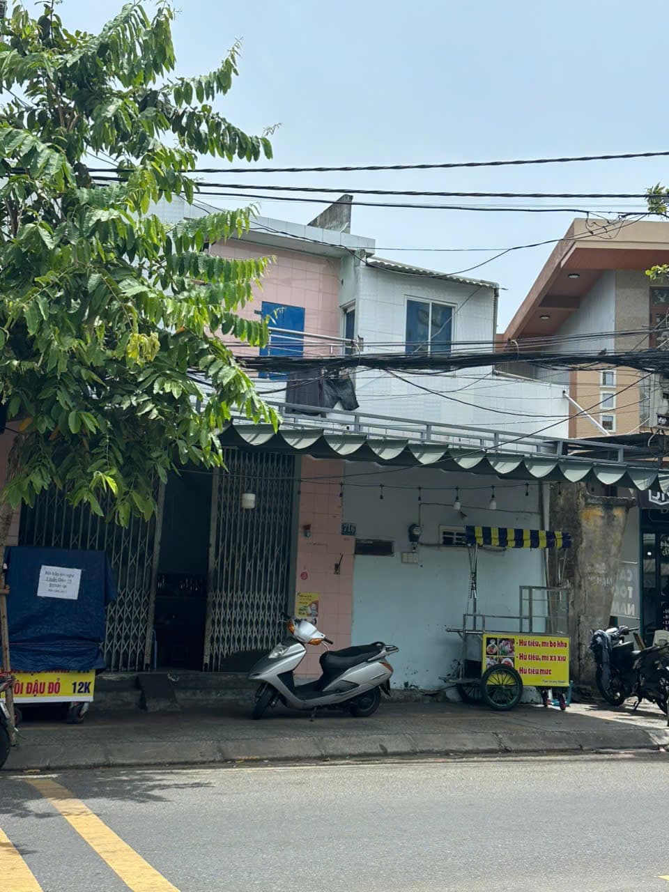 Mặt bằng kinh doanh tầng 1 rộng ngang 6.5m có lối đi riêng và nhà vệ sinh, phù hợp nhiều ngành nghề
