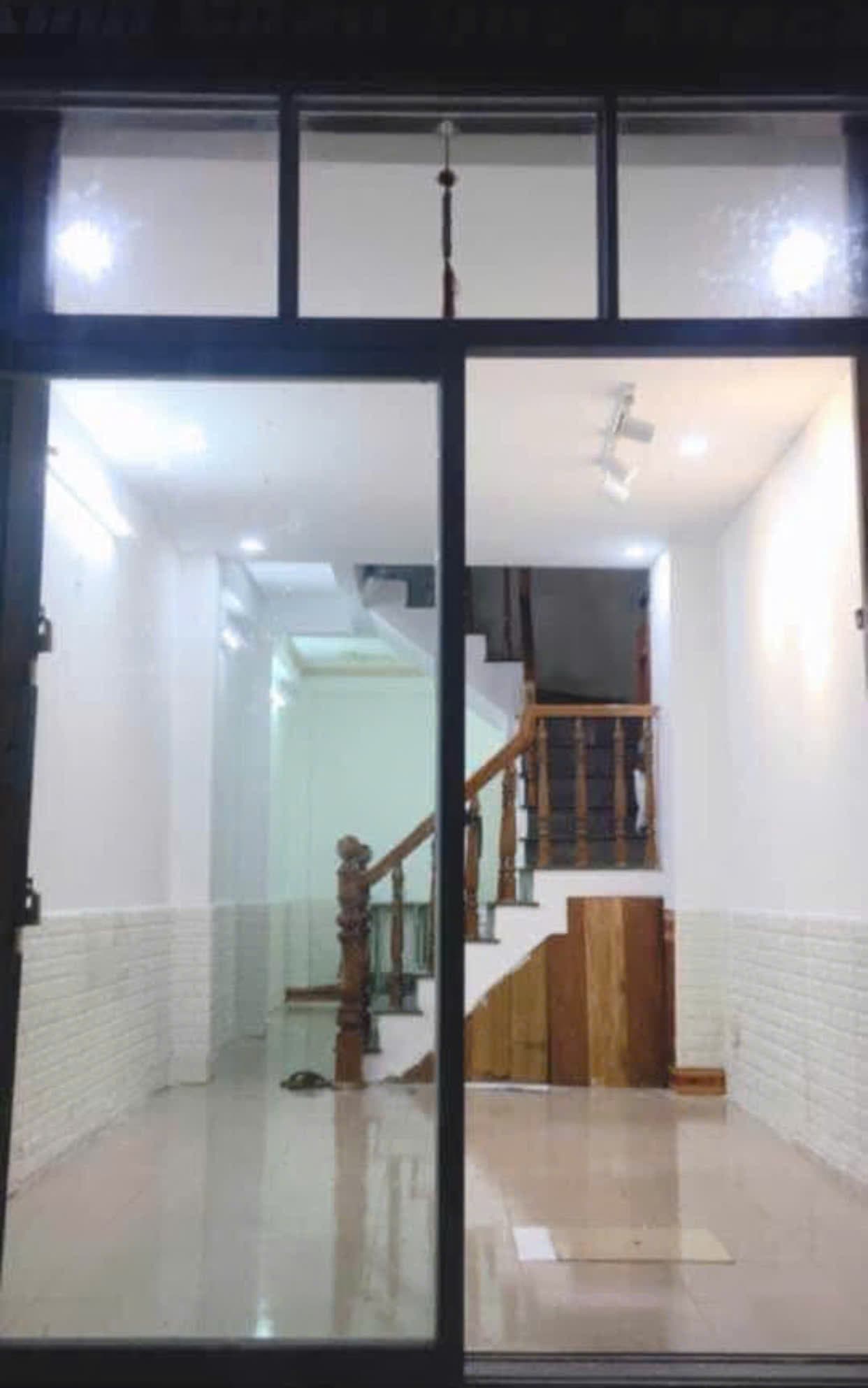 Nhà nguyên căn 2 tầng đường Nguyễn Hoàng