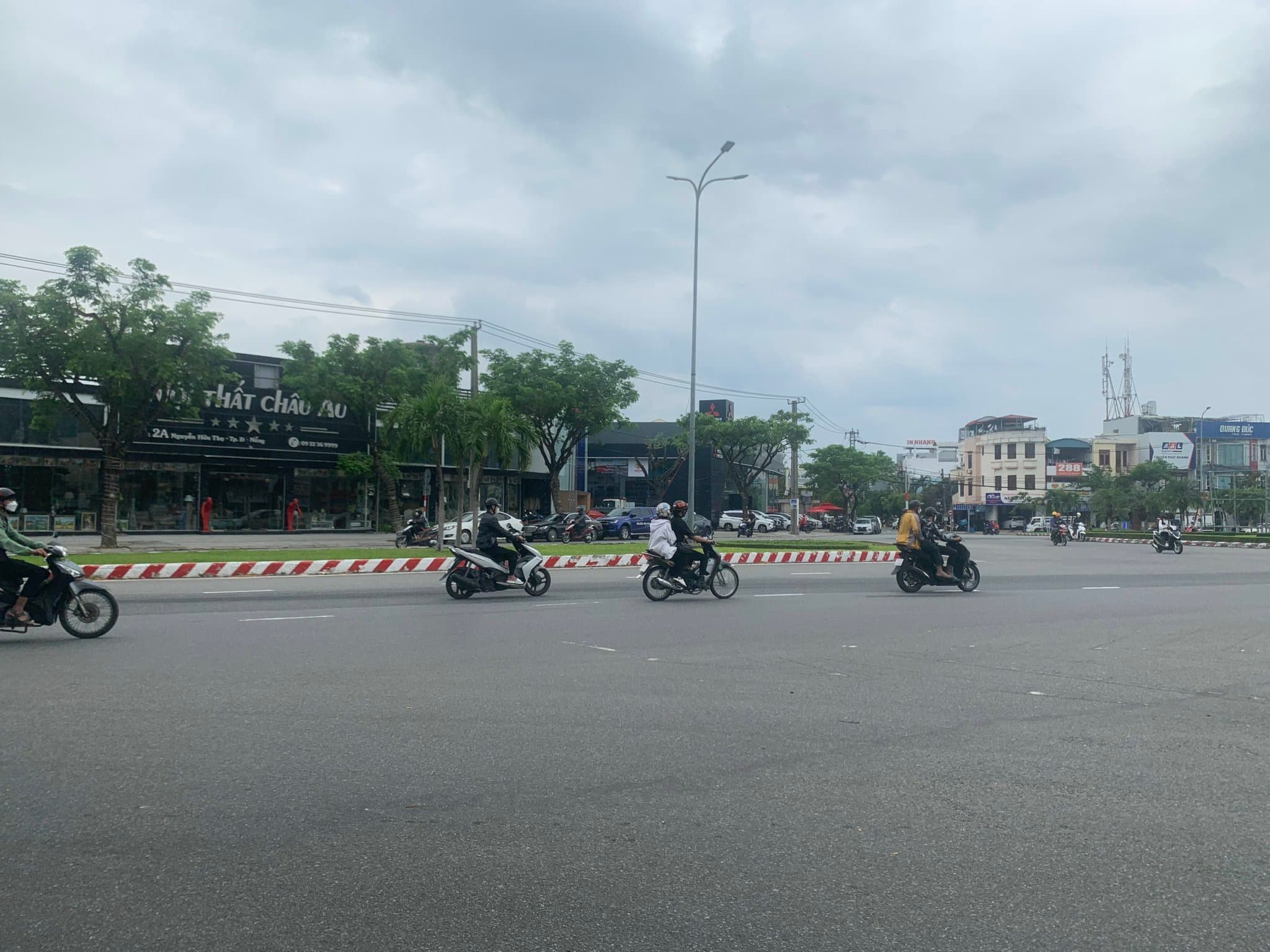 Nhà 3 tầng khu kinh doanh sầm uất gần Nguyễn Văn Linh, diện tích 105m2 mỗi tầng